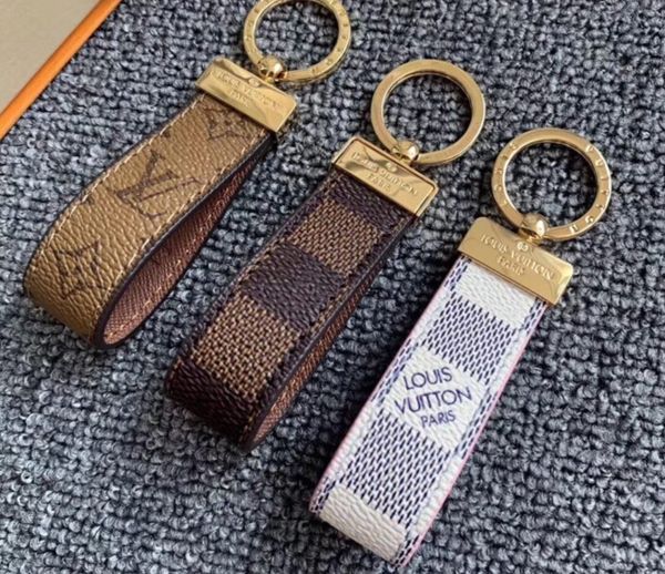 louis vuitton keychain дизайнер 3 цвета новая мода известный брелок pu кожаный автомобиль брелок женщины сумка шарм кулон аксессуары с короб, Silver
louis vuitton keychain дизайнер 3 цвета новая мода известный брелок pu кожаный автомобиль брелок женщины сумка шарм кулон аксессуары с короб, Silver