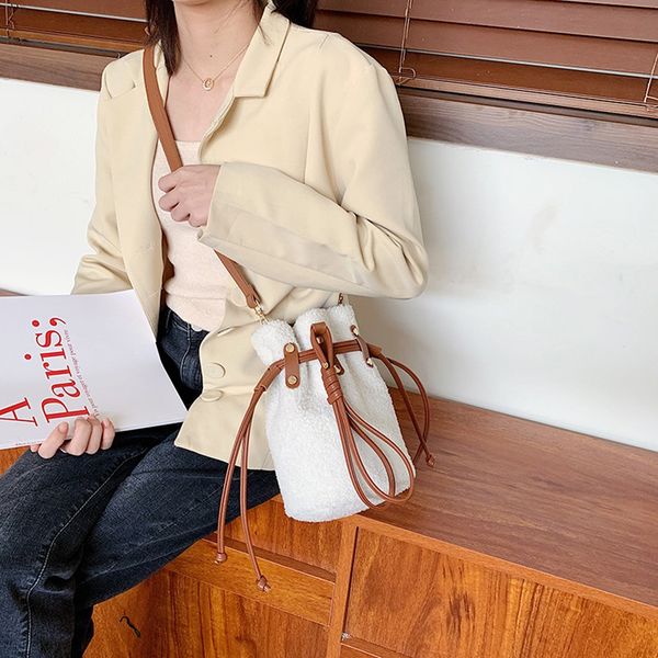 2019 новый crossbody сумки мода плюшевые ранец сумки плеча вскользь дикого простые плеча сумка гроздь карман
2019 новый crossbody сумки мода плюшевые ранец сумки плеча вскользь дикого простые плеча сумка гроздь карман