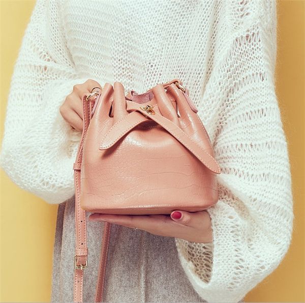 2020 european and american atmospheric fashion ladies bag crocodile pattern retro pumping bucket bag spring and summer new bag handbag shoul
2020 european and american atmospheric fashion ladies bag crocodile pattern retro pumping bucket bag spring and summer new bag handbag shoul