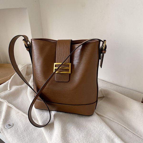 new luxury bucket bag vintage pu tote handbag women casual large capacity wide strap shoulder crossbody bag girl retro bolsa
new luxury bucket bag vintage pu tote handbag women casual large capacity wide strap shoulder crossbody bag girl retro bolsa
