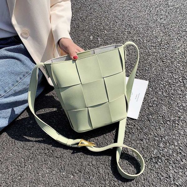 new original design fashion candy color bucket bag & elegant shoulder bag diagonal width 24cm height 22cm thickness 11cm
new original design fashion candy color bucket bag & elegant shoulder bag diagonal width 24cm height 22cm thickness 11cm