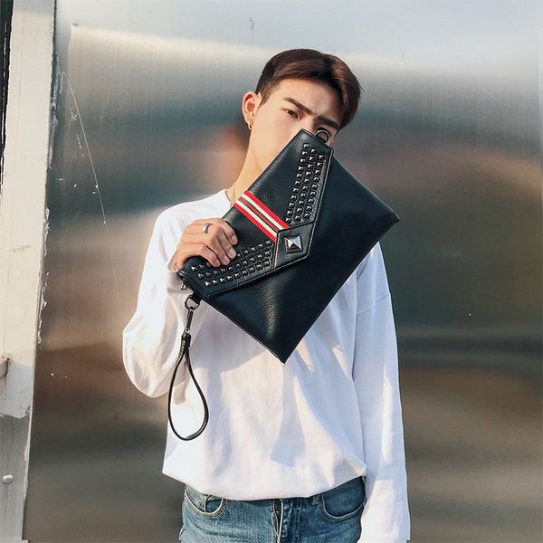 rivets, striped handbags, men's and women's soft leather handbags, trendy oblique straddling bags
rivets, striped handbags, men's and women's soft leather handbags, trendy oblique straddling bags