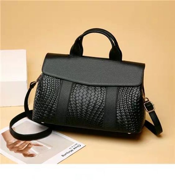 designer handbag large capacity messenger bag female 2019 new shoulder korean version of the handbag wild
designer handbag large capacity messenger bag female 2019 new shoulder korean version of the handbag wild