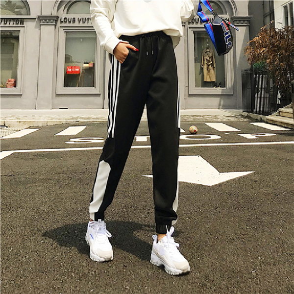 2020 spring new ladys sweatpants loose high waist slim female trousers hip hop streetwear harem pants, Black;white
2020 spring new ladys sweatpants loose high waist slim female trousers hip hop streetwear harem pants, Black;white