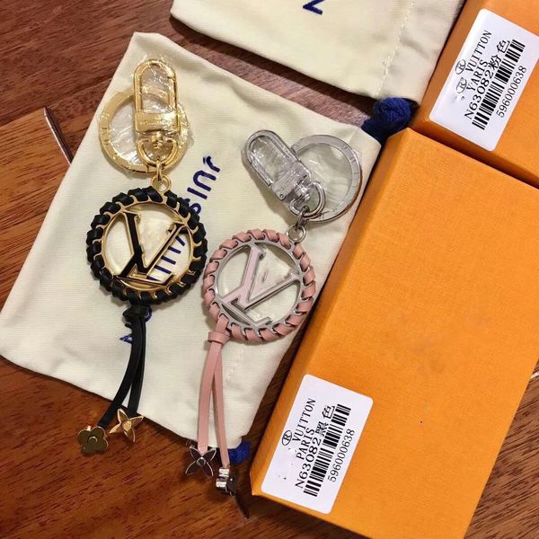 2020 new high-end luxury keychain leather key chain key rings gift men womens letter car bag keychain with box, Slivery;golden
2020 new high-end luxury keychain leather key chain key rings gift men womens letter car bag keychain with box, Slivery;golden