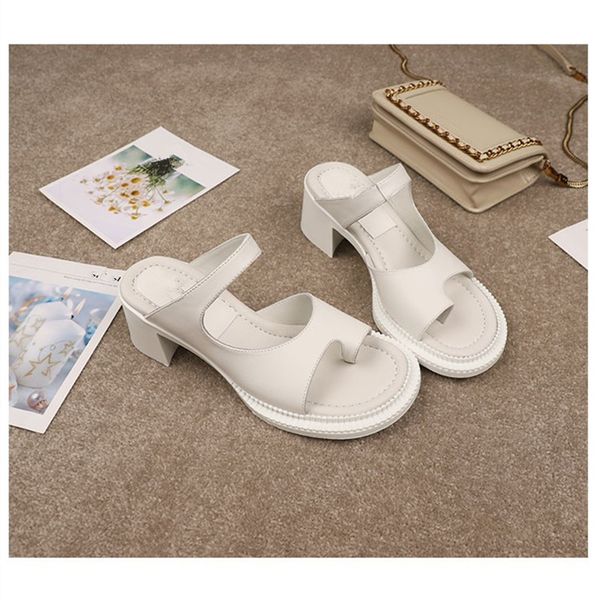 2020 latest toe knobbed flip flops block heel shiny black leather summer slides ins fashion beach shoes women mules
2020 latest toe knobbed flip flops block heel shiny black leather summer slides ins fashion beach shoes women mules