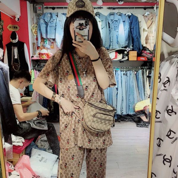 Высокое качество веб-знаменитости монограммой из двух частей с коротким рукавом + лоскутные брюки для женщин
Высокое качество веб-знаменитости монограммой из двух частей с коротким рукавом + лоскутные брюки для женщин