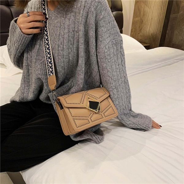 senior sense female bag new 2020 korean version of the fashion rivet casual wild shoulder messenger small square bag
senior sense female bag new 2020 korean version of the fashion rivet casual wild shoulder messenger small square bag