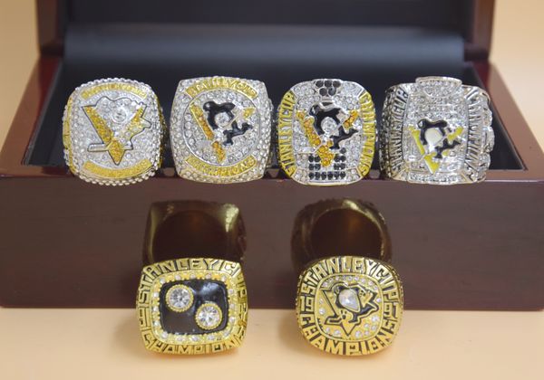 6pcs 1991 1992 2009 2016 2017 2017 pittsburgh penguins stanley cup hockey championship ring set men fan souvenir gift wholesale, Golden;silver
6pcs 1991 1992 2009 2016 2017 2017 pittsburgh penguins stanley cup hockey championship ring set men fan souvenir gift wholesale, Golden;silver