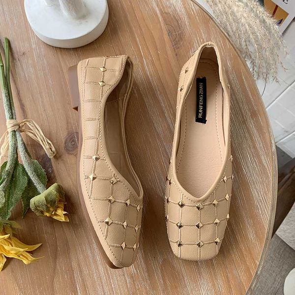 2020 new patent leather ladies rivet thick with shallow shoes round head soft wedding party shoes u19-83, Black
2020 new patent leather ladies rivet thick with shallow shoes round head soft wedding party shoes u19-83, Black