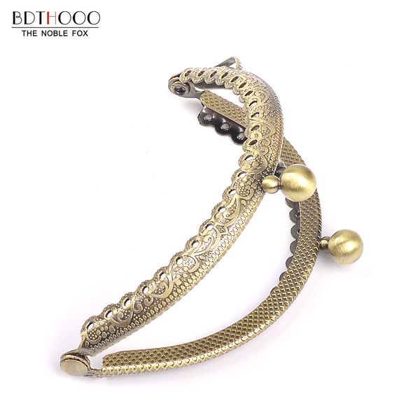 10pcs/lot 8.5cm metal purse frame handle for clutch bag handbag accessories making kiss clasp lock antique bronze bags hardware, Black
10pcs/lot 8.5cm metal purse frame handle for clutch bag handbag accessories making kiss clasp lock antique bronze bags hardware, Black