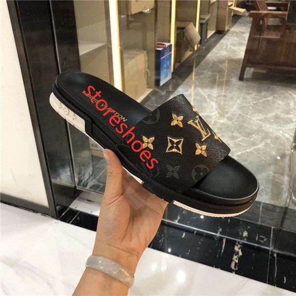 xshfbcl men women slippers bottoms luxe progettista spikes ladies beach slipper tide male home slippers non-slip leather casual, Black;grey
xshfbcl men women slippers bottoms luxe progettista spikes ladies beach slipper tide male home slippers non-slip leather casual, Black;grey