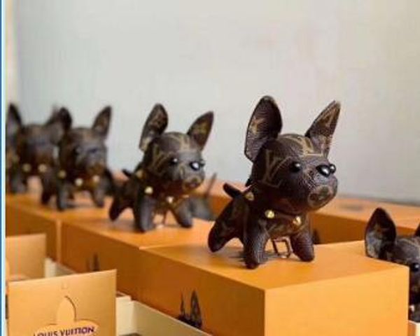 High quality leather french bulldog key chain brand de ign key chain men and women car key chain gift box packaging
High quality leather french bulldog key chain brand de ign key chain men and women car key chain gift box packaging