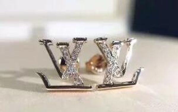 Luxury Design Women Earrings Jewelry Shinning Silver Color Crystal Double C Letter Earrings Studs for Girls Women Party Wedding 06371
Luxury Design Women Earrings Jewelry Shinning Silver Color Crystal Double C Letter Earrings Studs for Girls Women Party Wedding 06371