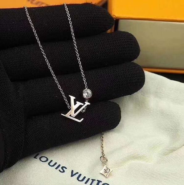 europe america fashion jewelry lady women titanium steel v letter with single diamond 18k gold pendant necklaces with box, Silver
europe america fashion jewelry lady women titanium steel v letter with single diamond 18k gold pendant necklaces with box, Silver