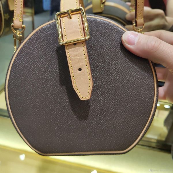 new european classic luxury fashion ladies fashion bag shoulder satchel handbag, pure leather,gold buckle.round bag
new european classic luxury fashion ladies fashion bag shoulder satchel handbag, pure leather,gold buckle.round bag