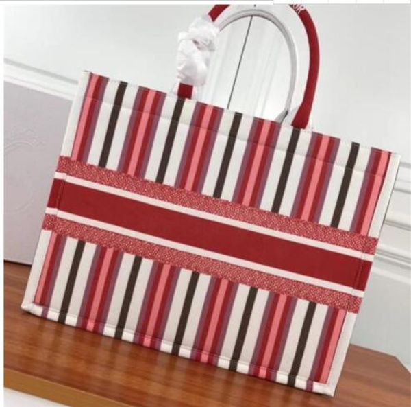 New cla ic fa hion de igner bag are compact deluxe bag ea y to carry hand bag with good leather quality
New cla ic fa hion de igner bag are compact deluxe bag ea y to carry hand bag with good leather quality