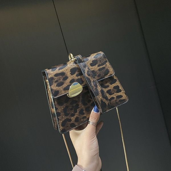 european fashion wristlets tote bags for women 2019 new pu leather leopard black white purses chains shoulder crossbody bags 
european fashion wristlets tote bags for women 2019 new pu leather leopard black white purses chains shoulder crossbody bags