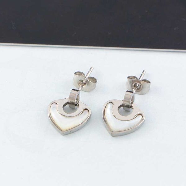 2020 sell fahion big bvl brand earring heart shape for love women factory wholesale ceramics sell jewelry can carving logo, Golden;silver
2020 sell fahion big bvl brand earring heart shape for love women factory wholesale ceramics sell jewelry can carving logo, Golden;silver