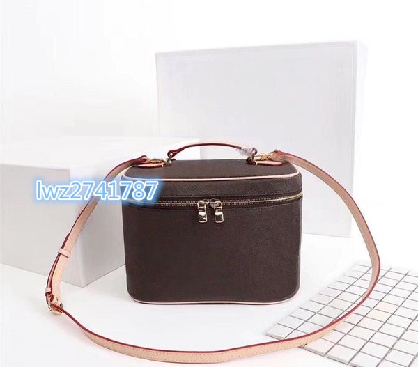 high-end quality men women travelling toilet bag fashion woman wash bag large capacity cosmetic bags makeup toiletry bag pouch
high-end quality men women travelling toilet bag fashion woman wash bag large capacity cosmetic bags makeup toiletry bag pouch