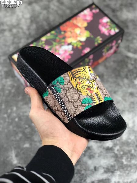2019 Luxury Designer Mens Womens Summer Sandals Beach Slide Leisure Slippers Ladies Indoor Shoes Print Leather Flowers Bee 36-46 With Box
2019 Luxury Designer Mens Womens Summer Sandals Beach Slide Leisure Slippers Ladies Indoor Shoes Print Leather Flowers Bee 36-46 With Box
