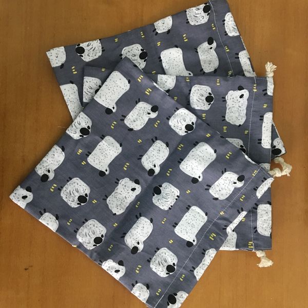 cotton twill drawstring pouch party gift bag print sheep home organizer bag gray base
cotton twill drawstring pouch party gift bag print sheep home organizer bag gray base
