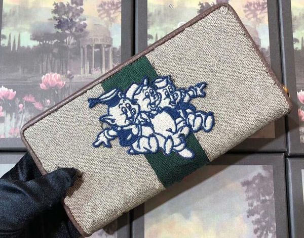 557696 19cm zip around wallet 3 little pigs,zip coin pocket,zip around closure,moiré lining,come dust bag, Red;black
557696 19cm zip around wallet 3 little pigs,zip coin pocket,zip around closure,moiré lining,come dust bag, Red;black