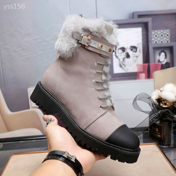 2020 new winter and autumn hairy boots flat snow boots high-end women's shoes with classic martin boot fur snow boots female, Black
2020 new winter and autumn hairy boots flat snow boots high-end women's shoes with classic martin boot fur snow boots female, Black