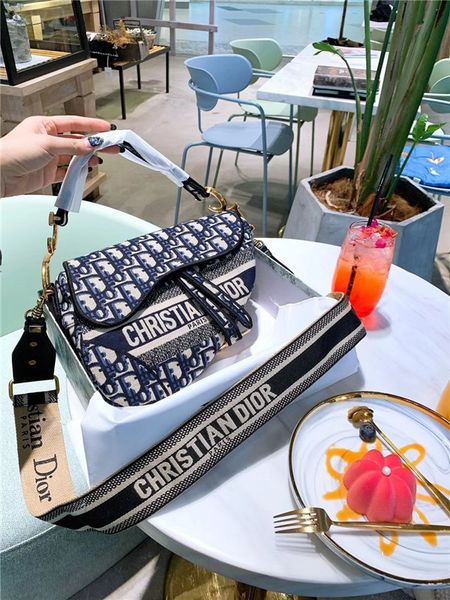 19ss luxurious design paris full d letters saddle bags fashion purse messenger shoulder men women mini bumbag outdoor handbag
19ss luxurious design paris full d letters saddle bags fashion purse messenger shoulder men women mini bumbag outdoor handbag