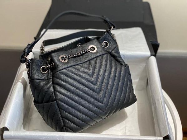 luxury designer women v letter tote bucket handbags lady handbag purse bucket bag calfskin leather europe brand high quality
luxury designer women v letter tote bucket handbags lady handbag purse bucket bag calfskin leather europe brand high quality
