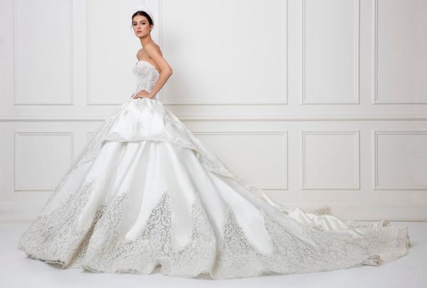 2020 lace ballroom wedding dresses sweetheart appliqued sleeveless bridal gown backless tiers ruffle sweep train robes de mariée, White
2020 lace ballroom wedding dresses sweetheart appliqued sleeveless bridal gown backless tiers ruffle sweep train robes de mariée, White