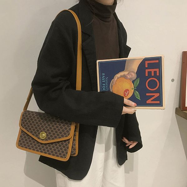 ladies fashion bag, high-quality luxury retro bag, pu small square crossbody cartoon bear wide shoulder strap shoulder bag 
ladies fashion bag, high-quality luxury retro bag, pu small square crossbody cartoon bear wide shoulder strap shoulder bag