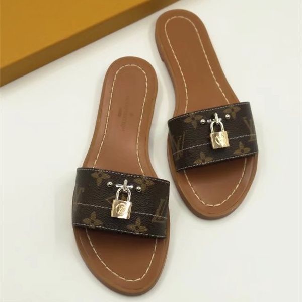 Branded Women Lock It Flat Slipper Designer Lady Leather Beach Slide Sandal Casual Sneaker Fashion Girl Rubber Sole Slipper Seven Colors
Branded Women Lock It Flat Slipper Designer Lady Leather Beach Slide Sandal Casual Sneaker Fashion Girl Rubber Sole Slipper Seven Colors