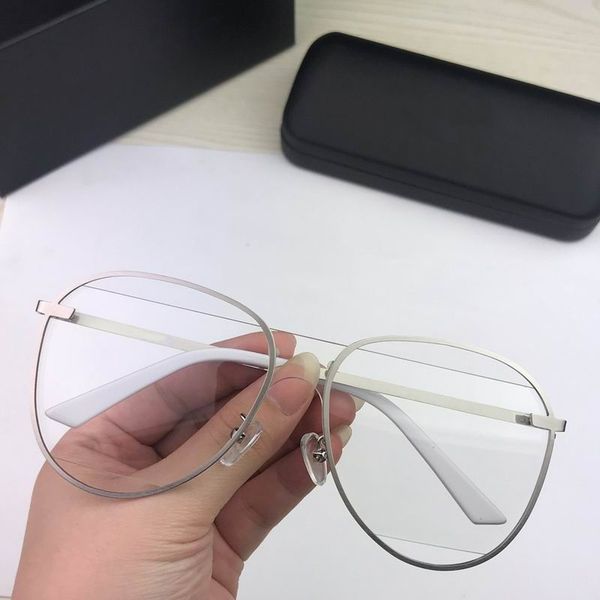 2019 new silver metal frame transparent oval glasses fashion designer men women sell sunglasses with box and dastbag, White;black
2019 new silver metal frame transparent oval glasses fashion designer men women sell sunglasses with box and dastbag, White;black