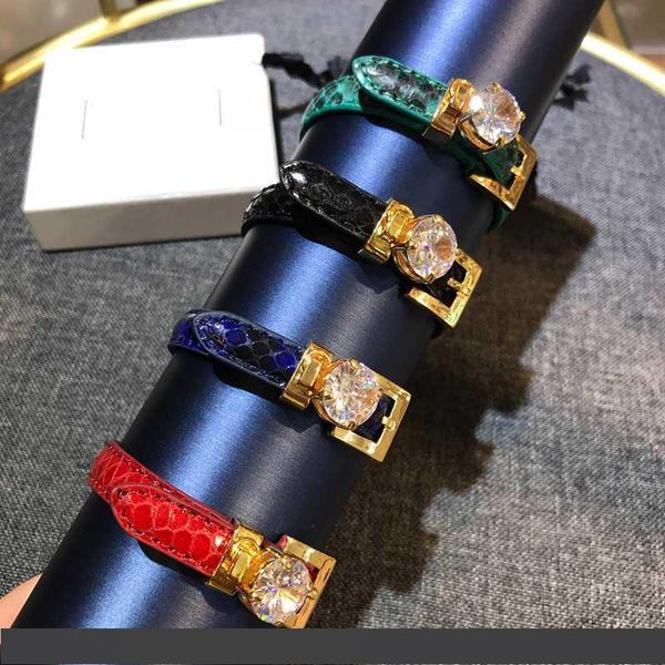 горячий бренд золотой цвет мода ювелирные изделия для женщин кожаная цепь большой кристалл браслет мода praty ювелирные изделия m письмо нат, Golden;silver
горячий бренд золотой цвет мода ювелирные изделия для женщин кожаная цепь большой кристалл браслет мода praty ювелирные изделия m письмо нат, Golden;silver