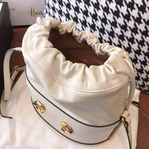 2019 ladies bucket bag italian designer ladies messenger bag leather to create a front d-shaped metal decoration bundled closed opening
2019 ladies bucket bag italian designer ladies messenger bag leather to create a front d-shaped metal decoration bundled closed opening