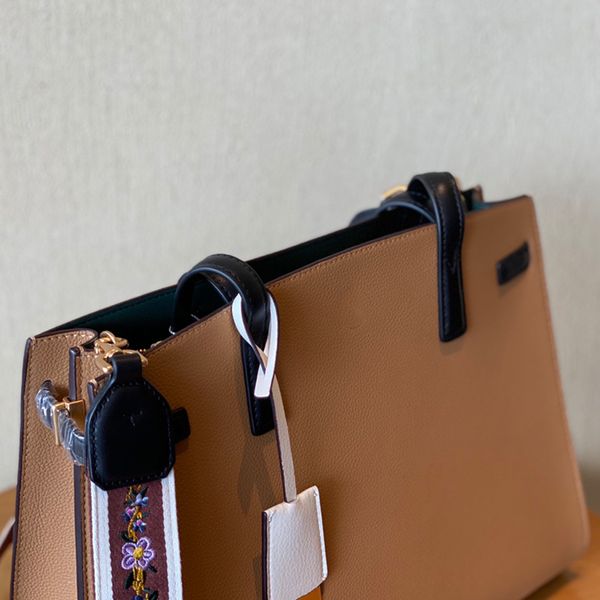 the network's most high-end quality new women's handbag 1:1 high-quality customized with shoulder strap fashion celebrity essentia
the network's most high-end quality new women's handbag 1:1 high-quality customized with shoulder strap fashion celebrity essentia