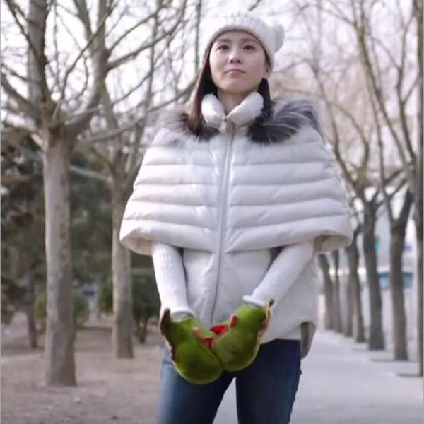 2019 white duck down jacket real fur collar down jacket shawl vest female hooded, Black
2019 white duck down jacket real fur collar down jacket shawl vest female hooded, Black