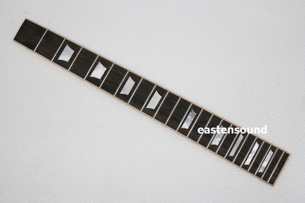 гриф из черного дерева настоящий перламутр с перьями на ладах 
гриф из черного дерева настоящий перламутр с перьями на ладах