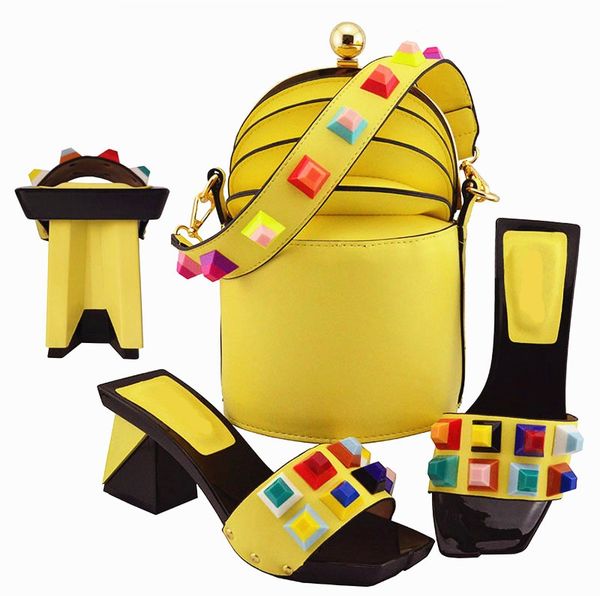 good looking yellow women pumps and bag set with big crystal decoration african shoes match handbag MD011
good looking yellow women pumps and bag set with big crystal decoration african shoes match handbag MD011