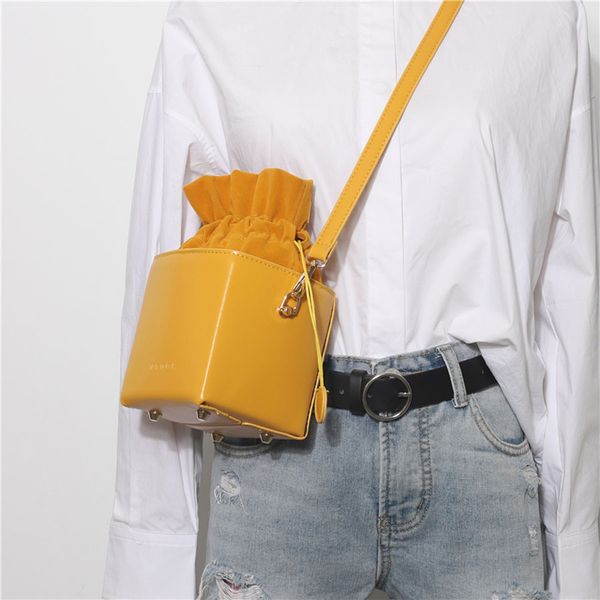 fashion unique bundle rope square woman bag temperament solid color single room package 2019 new casual messenger bag
fashion unique bundle rope square woman bag temperament solid color single room package 2019 new casual messenger bag