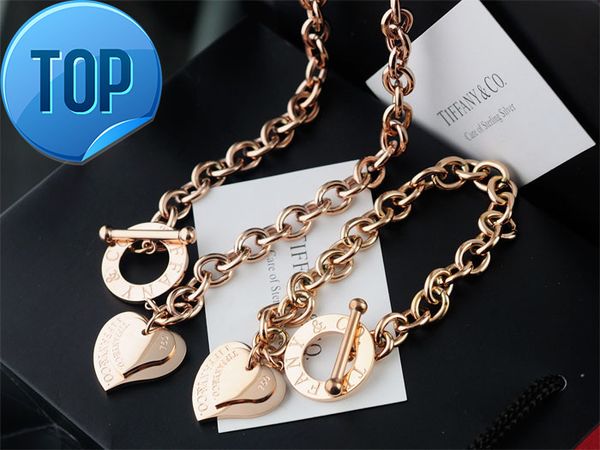 High Quality Celebrity design Letter 925 Silver bracelet necklace Silverware Fashion Metal Heart-shaped Gold Jewelery Set 2pc With Box
High Quality Celebrity design Letter 925 Silver bracelet necklace Silverware Fashion Metal Heart-shaped Gold Jewelery Set 2pc With Box