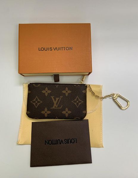 KEY POUCH M62650 POCHETTE CLES дизайнерская мода женская мужская брелок держатель кредитной карты портмоне роскошный мини кошелек сумка Шарм коричневый холст
KEY POUCH M62650 POCHETTE CLES дизайнерская мода женская мужская брелок держатель кредитной карты портмоне роскошный мини кошелек сумка Шарм коричневый холст