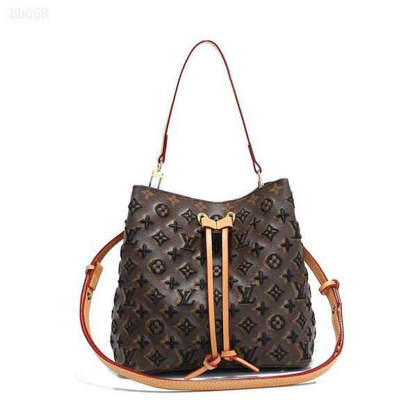 luxurys retro handbag fashion pattern embossed leather tote purse luxury bag mid size portable checkered for girl
luxurys retro handbag fashion pattern embossed leather tote purse luxury bag mid size portable checkered for girl