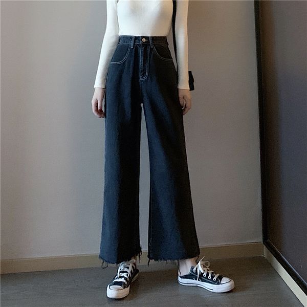 fall/winter 2019 women in high-waisted, wide-leg jeans, Blue
fall/winter 2019 women in high-waisted, wide-leg jeans, Blue
