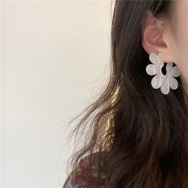 simple women earrings set white flower design pendant stud earring fashion wedding party female jewelry, Golden;silver
simple women earrings set white flower design pendant stud earring fashion wedding party female jewelry, Golden;silver