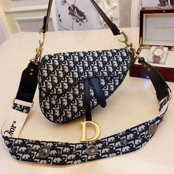 2020 new fashion twill jacquard canvas trend saddle bag designer shoulder bag tote ins party dor bayswater handbag best, Blue;pink
2020 new fashion twill jacquard canvas trend saddle bag designer shoulder bag tote ins party dor bayswater handbag best, Blue;pink