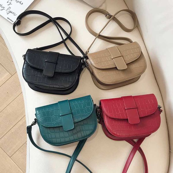 новый 4 цвета повседневная женская сумка мода небольшой кожаный crossbody сумка дизайн женщины искусственная кожа сумки tote сумки на ремне
новый 4 цвета повседневная женская сумка мода небольшой кожаный crossbody сумка дизайн женщины искусственная кожа сумки tote сумки на ремне