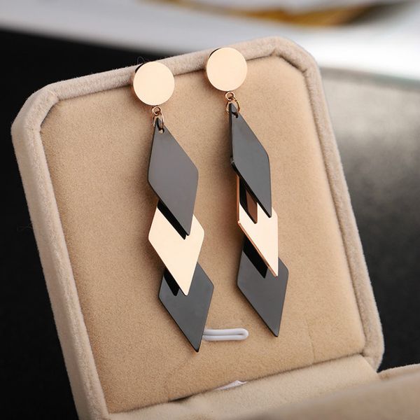 exaggerated long mixed color round cake hanging three curved earrings titanium steel earrings rose gold, Golden;silver
exaggerated long mixed color round cake hanging three curved earrings titanium steel earrings rose gold, Golden;silver