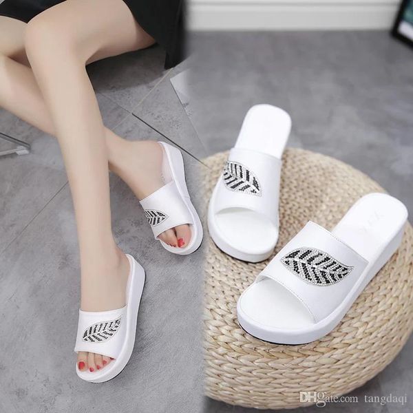 2019 summer model with thick bottom pine cake and korean slope with a word of drag-water drill social drag girl out slippers, Black
2019 summer model with thick bottom pine cake and korean slope with a word of drag-water drill social drag girl out slippers, Black